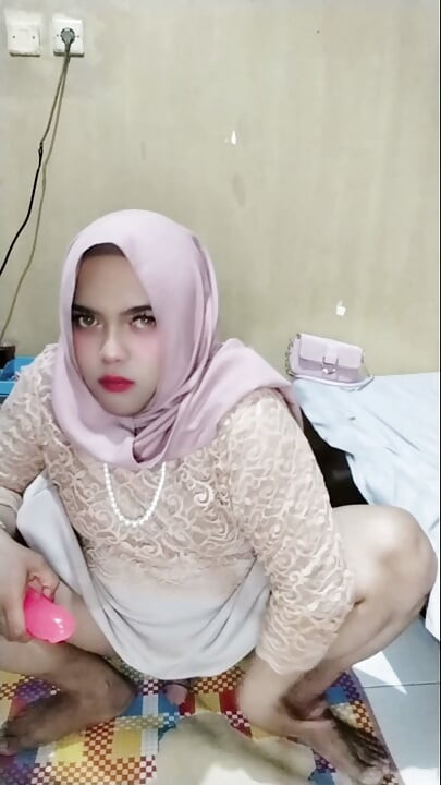Hijab Crossdresser Ivvy Masturbates Till Cums