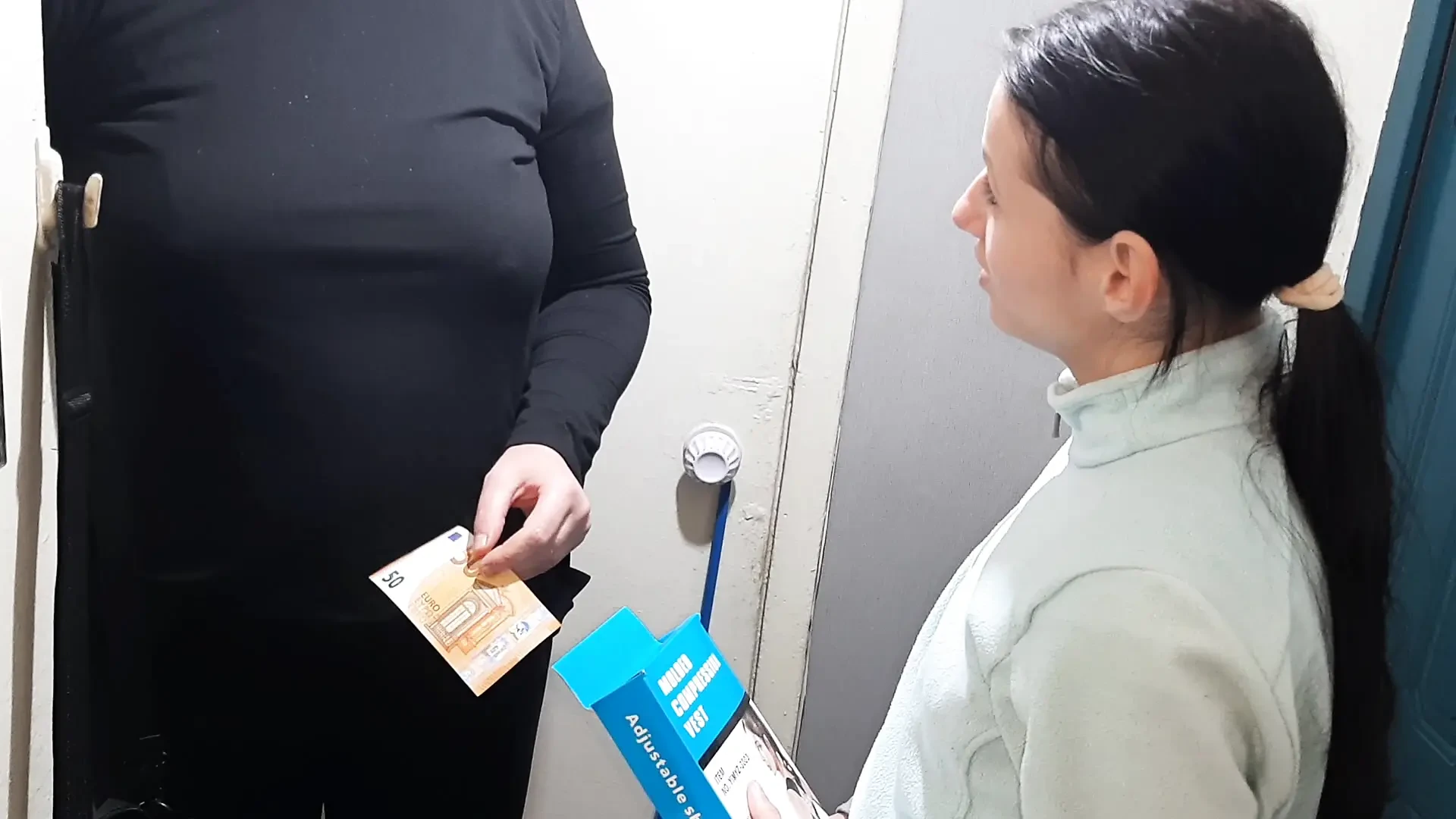 I thanked the delivery girl for a big discount (with dirty Russian conversations)