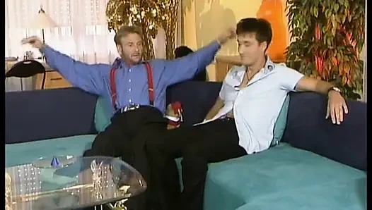 Sie ist deutscher teenager, der gerne ihren arsch gefickt bekommt