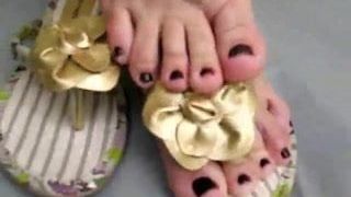 Voetfetisj sexy kleine voeten in teenslippers