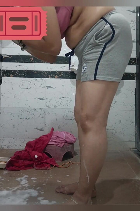 Priya Bhabi Full Open Body Hot Trening På Badet