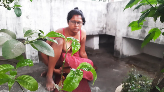 Desi Bengali Boudi in Saree geneukt in de buitenlucht