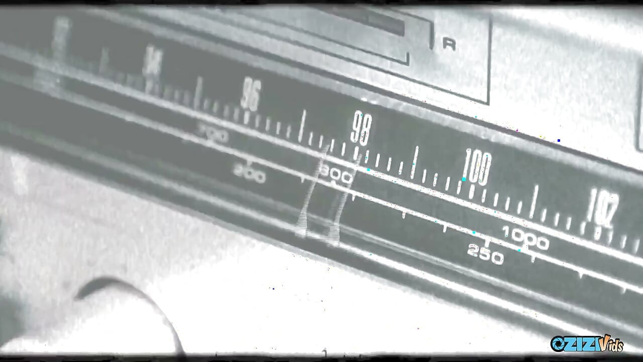 유혹의 핸잡과 란제리의 아름다운 층으로 인해 구속을 잃게 만들었어 / 진정한 섹시녀의 달콤한 핸잡