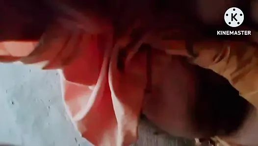 Gadis desi besar yang sensual membela dirinya sendiri dengan jari-jarinya sambil memamerkan tubuhnya yang panas dan seksi.