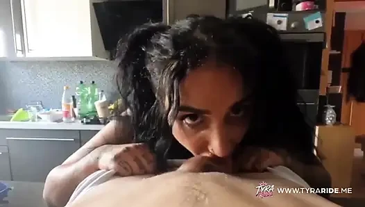 Cewek semok bertato rambut cokelat lagi asik nyepong dan ngentot kontol sampai matanya merem melek