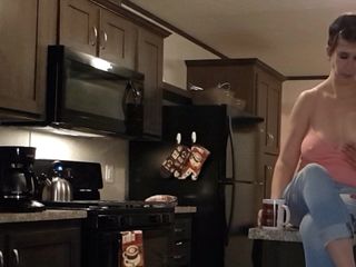 Fată sexy de mărime 7, savurând o cafea relaxantă de dimineață
