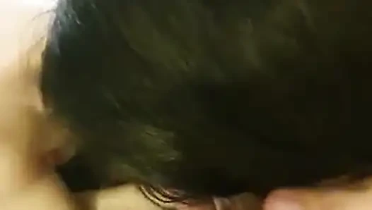 Mira como la mamo y le paso mi pelo por la polla