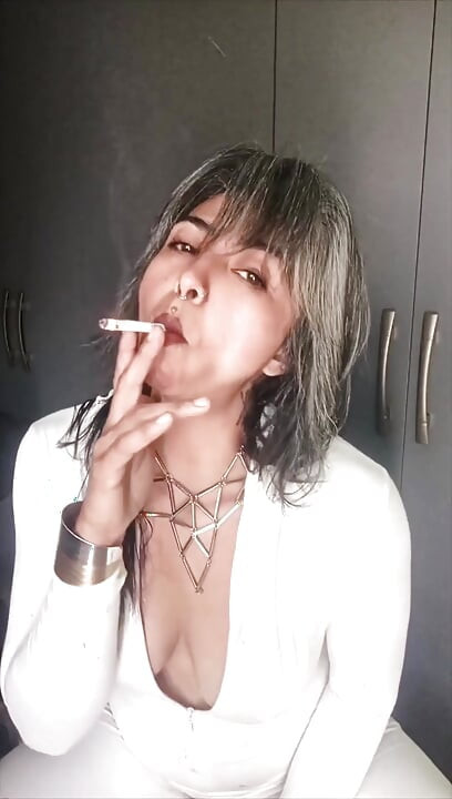 아름다운 흰색 정장을 입고 흡연하는 방법