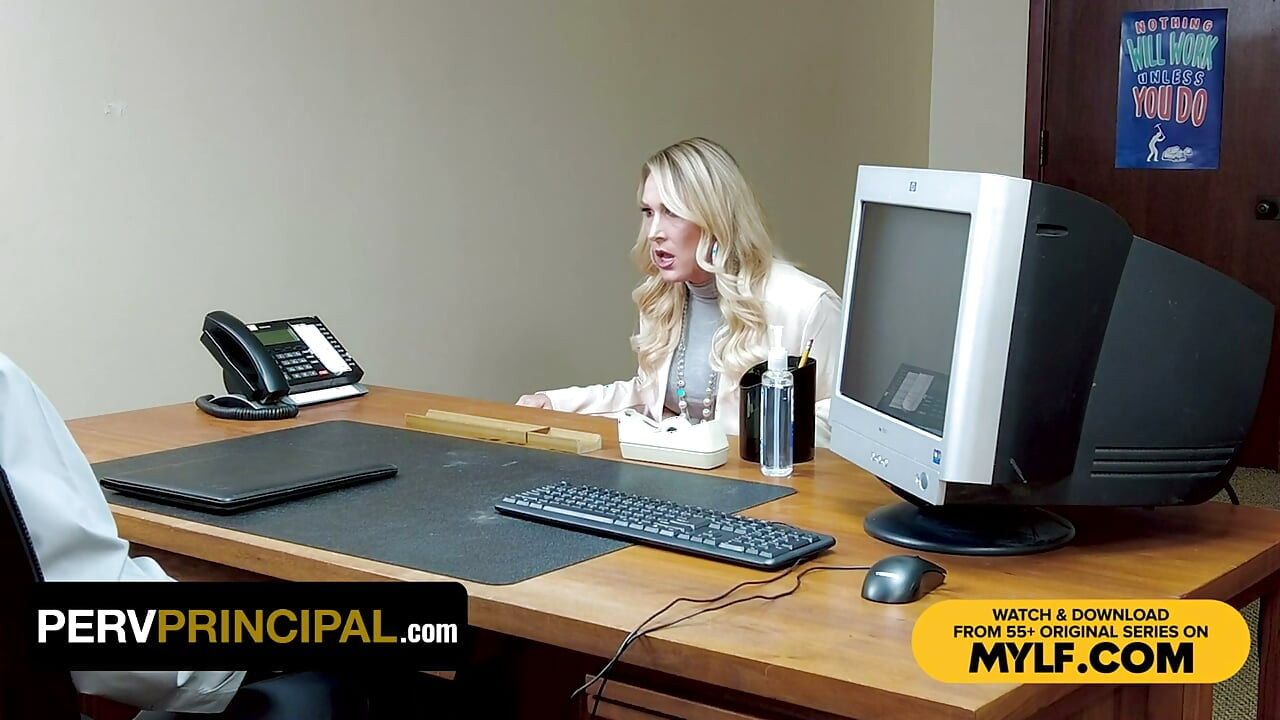 Perv Principal - Big Assed macocha Charley Hart Uzyskiwanie fucked w biurze dyrektora Pełny film