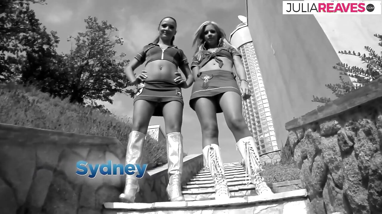 セクシーな女の子たちが巨大なペニスをしゃぶり、それを口に乗って射精する