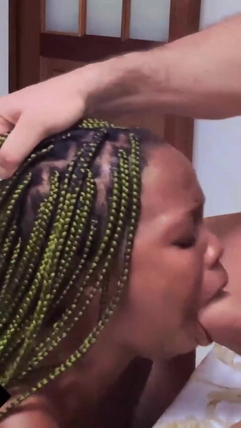 Amaterska crna tinejdžerka s pičkom rastegnutom i napunjenom velikim bijelim kurcem Amerikanka | Isječak 1