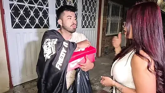 Bilinmeyen adam porno aktrisi tarafından bir tabağa yemek için sikiliyor