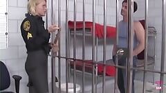 Policial lasciva Krissy Lynn realiza sua fantasia de fetiche por pés fodendo o prisioneiro pervertido implacável