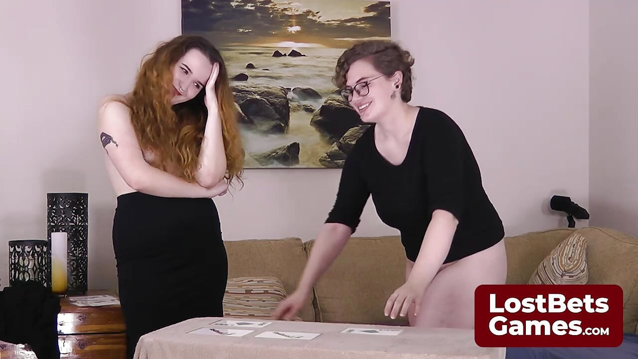 Ambas as meninas estão se mexendo através de um jogo de cartas strip memory