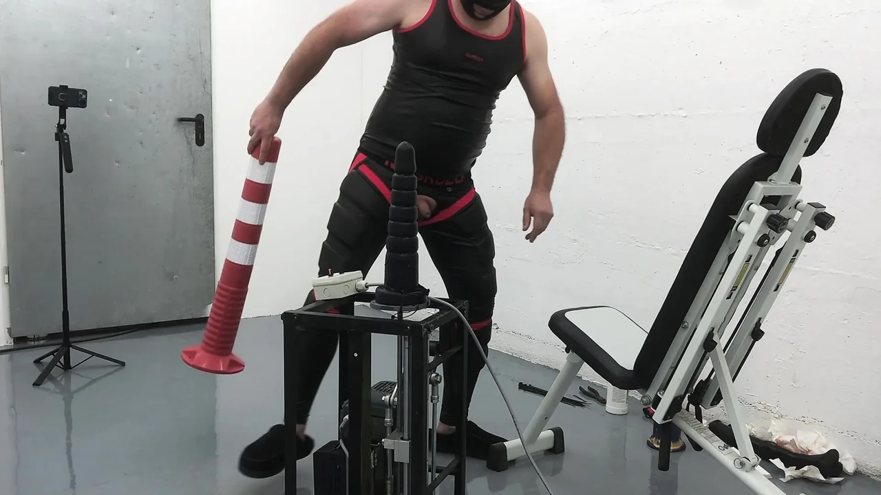 Front view fucking machine Mr Ed dildo huge plug maskulo leggings