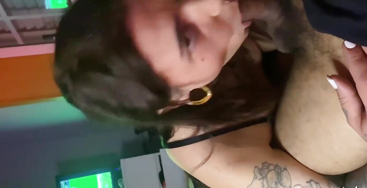 ขัดจังหวะแฟนหนุ่มที่กําลังดูเกมฟุตบอลเพื่อดูดควยใหญ่ของเขา