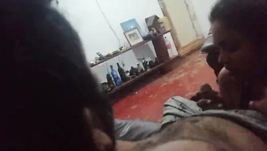 Гигантский хуй свекора свисает под его саром для падчерицы