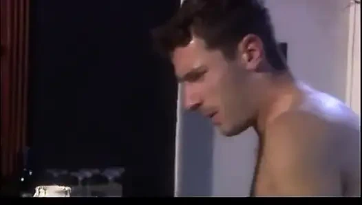 Ateşli sarışın hatun amına sert bir yarak alıyor, kalın bir yüze boşalma