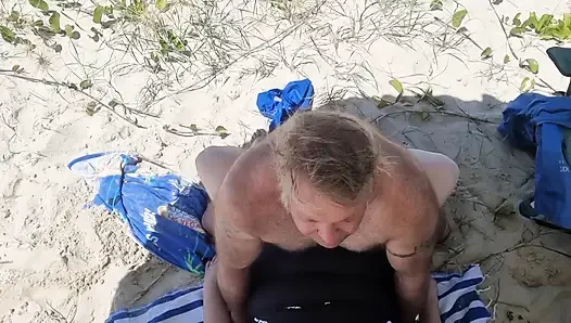 Tonton video kami lagi asik ngentot dan nyepong kontol di pantai