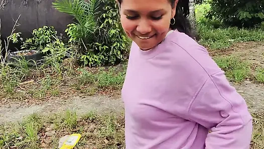 Aku pengen banget nyepong kontolnya dan minta dia ngentot aku di luar ruangan, aku suka banget