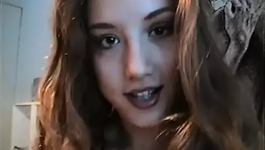 Stiekem gefilmde natuurlijke brunette Iveta met parmantige tieten masturbeert met een dildo