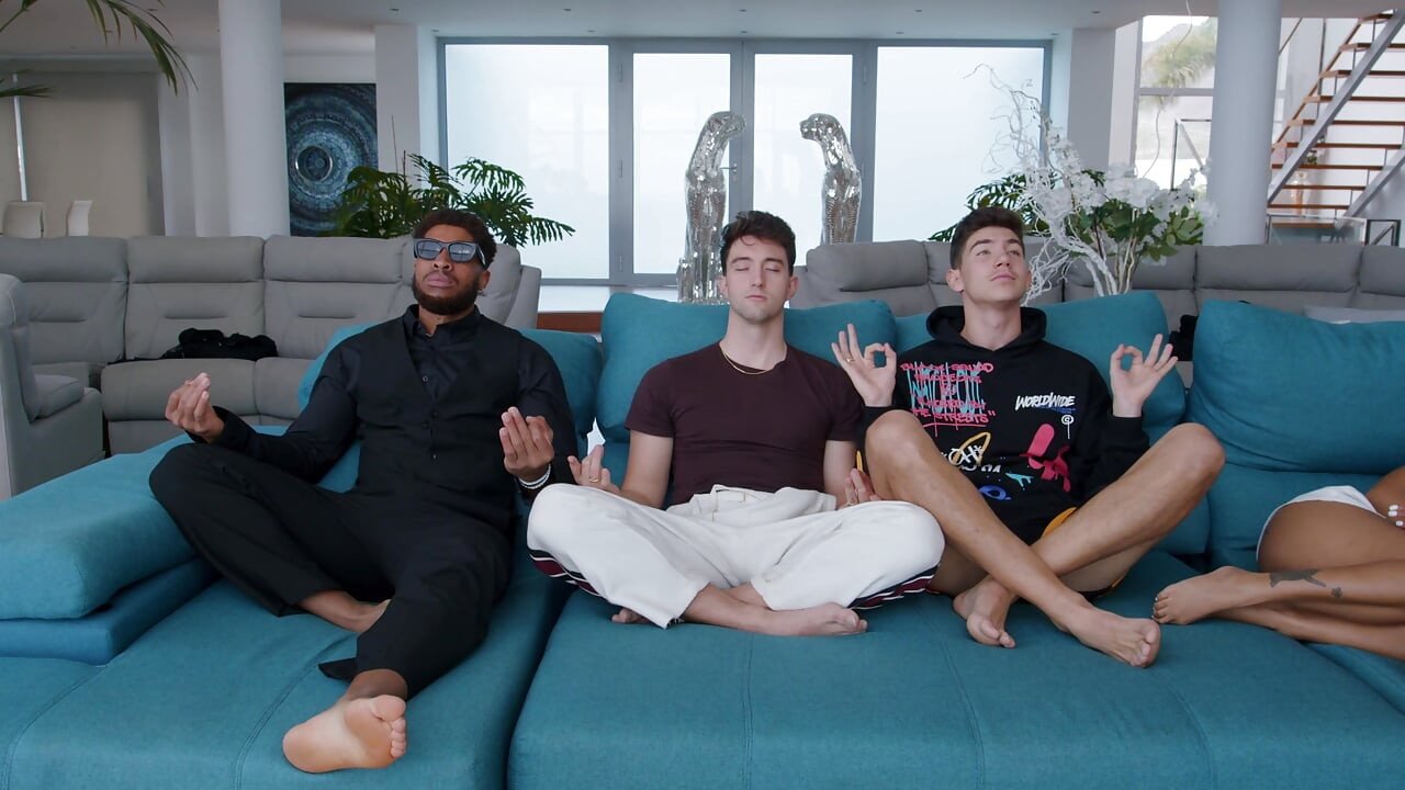 Wild Hardcore Gangbang to the Busty Bengalí Yasmina Khan and the Hot MILF Sienna Day