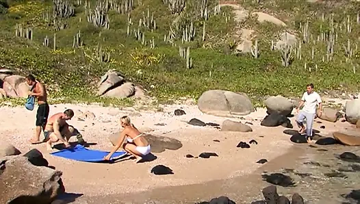 Eine versaute blonde MILf im kaum gangbang