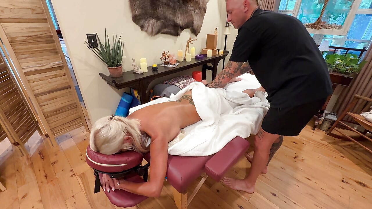 Bradley Cxxx Gives the MILF Tatiana Steele a Full Erotic Sensual Massage
