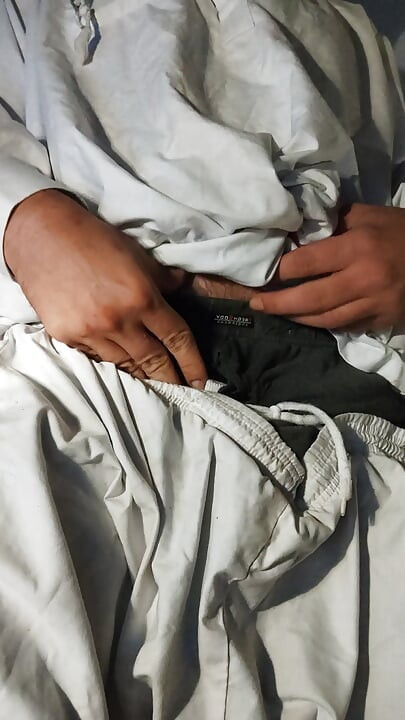 Брудний джанкбро, одягнений в афганський одяг, пісяють у шкарпетках і п'ють