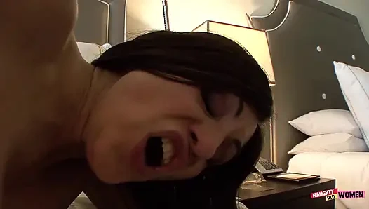 Si rambut cokelat dewasa yang lincah menggoda dan meniduri gadis yang tidak berpengalaman di konvensi Vegas