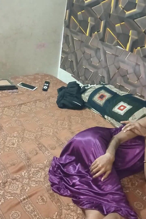 Uma dona de casa indiana foi fodida com força por seu cunhado mais velho