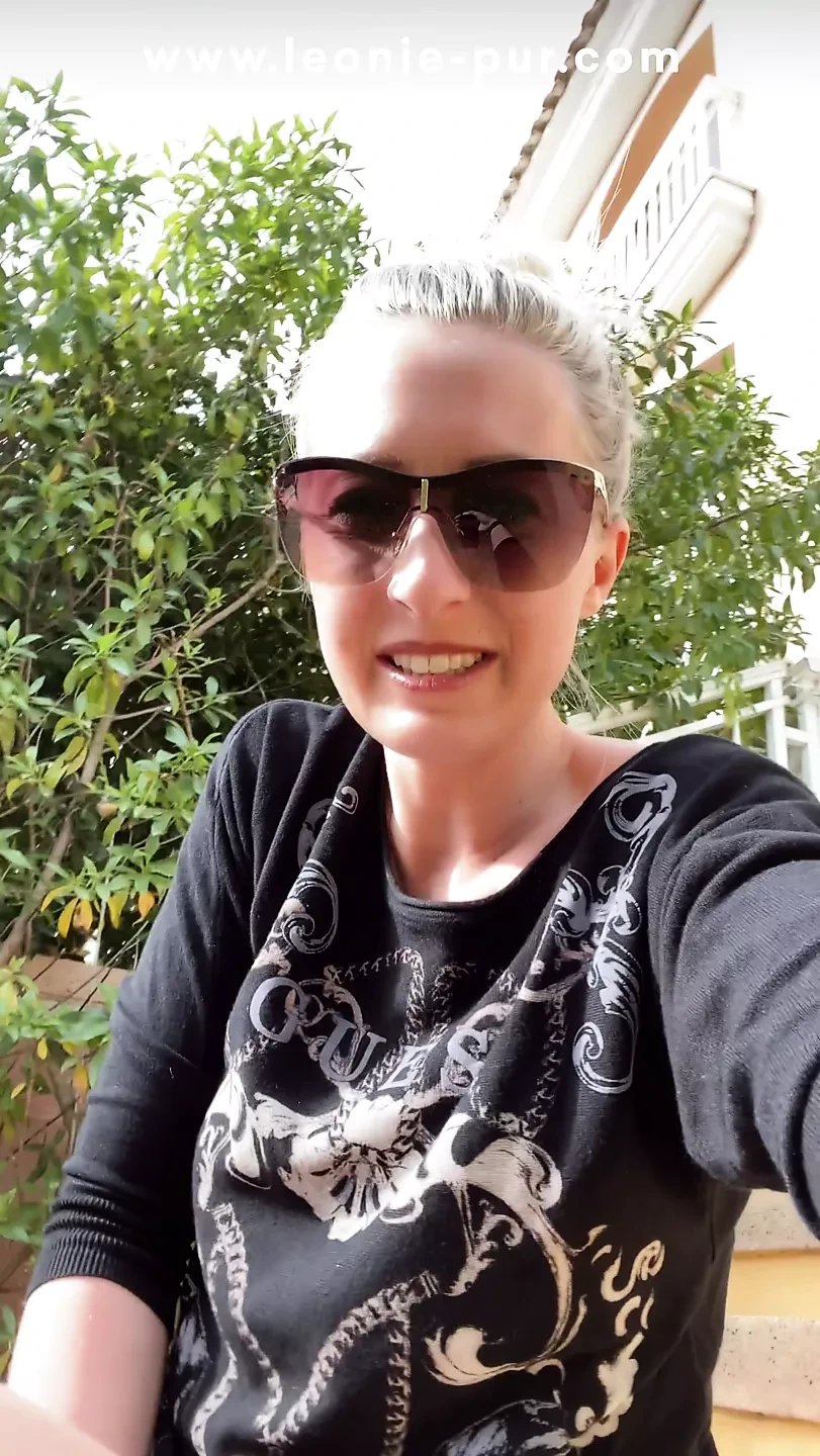 在我家门前公开自慰直到高潮