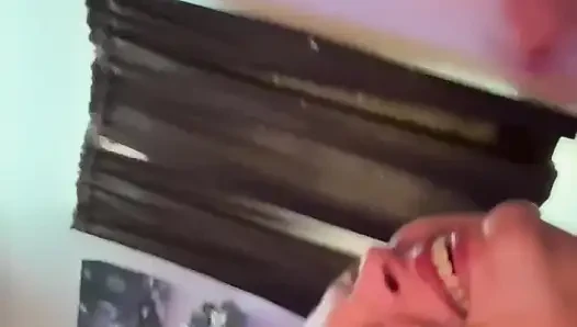 Sperma auf Sadies gesicht, mund und titten