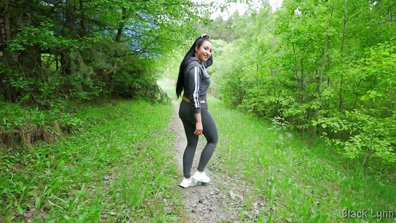 Quickie Blowjob in Abandoned Park House