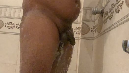 Chico de Sri Lanka bañándose en su baño completamente desnudo