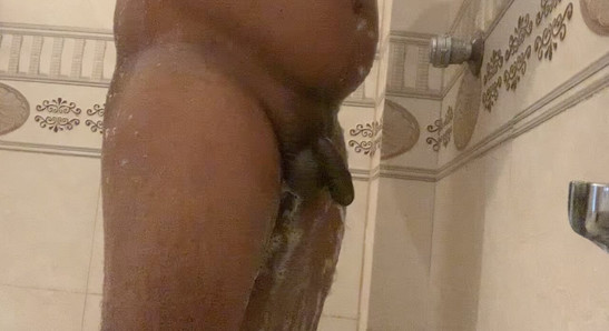 Chico de Sri Lanka bañándose en su baño completamente desnudo