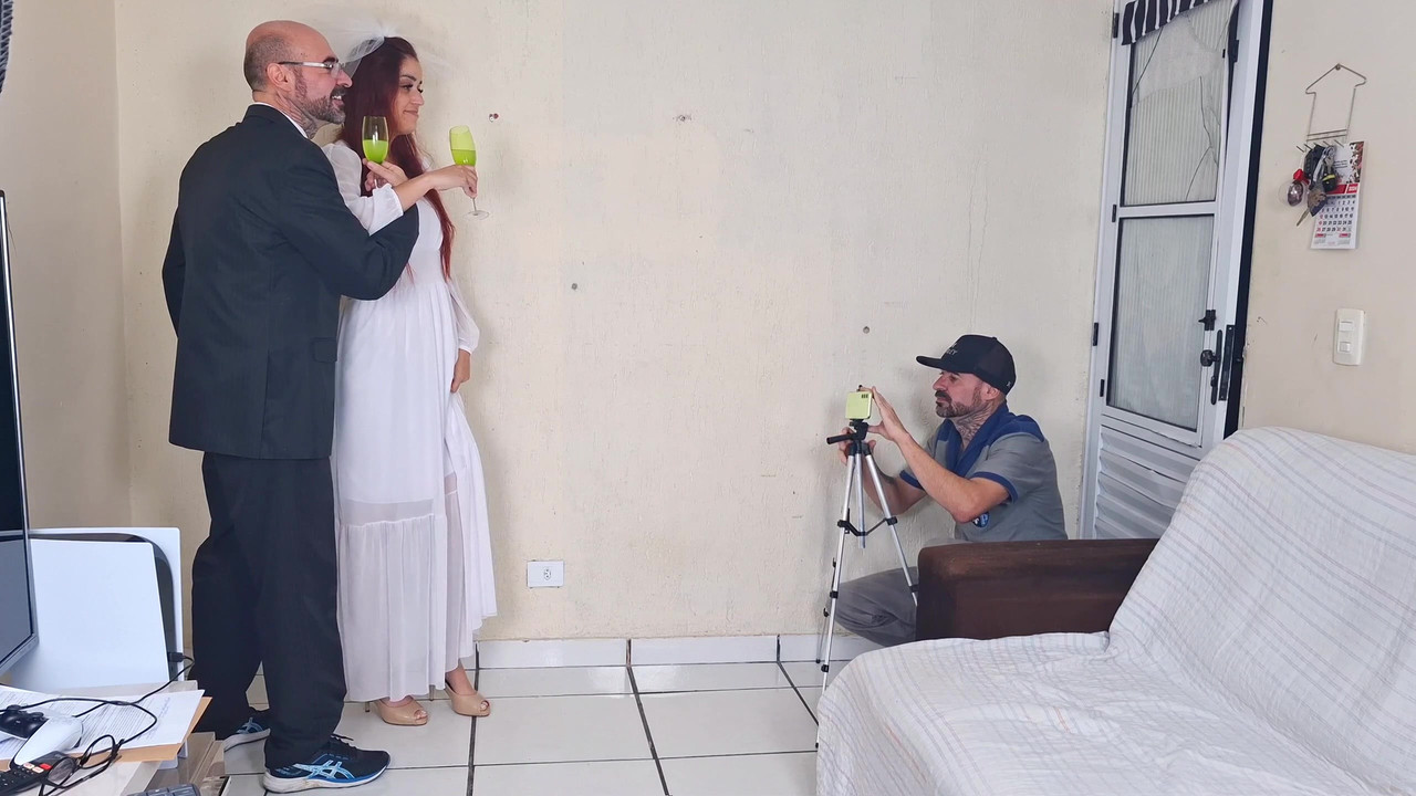 新婚新娘在拍照，而她的丈夫在外面等待