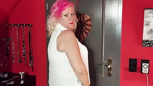 Эта немецкая бабушка одержима хуем! Получите ее какой-нибудь настоящий, чтобы начинить ее пизду!