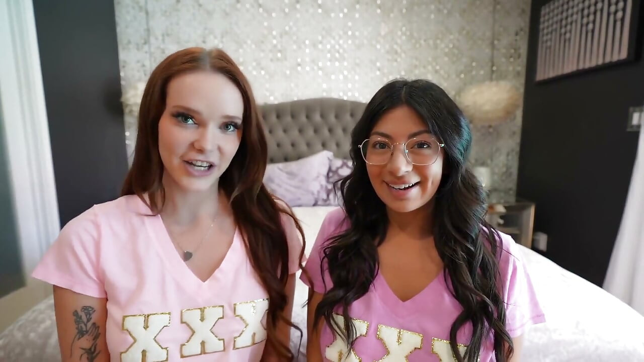 สาวมหาลัยสุดเงี่ยนช่วยเหลือชมรมด้วยหี - Cami Strella X Chloe Foxxe - Lev Lieben