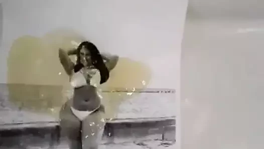 Büyük kız işiyor