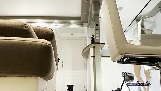 İnce fit spor öğretmeni fitness modeli ateşli sıkı amcık yeni evli kadın evde azdırmak ve çıplak götünü göstermek için külotsuz