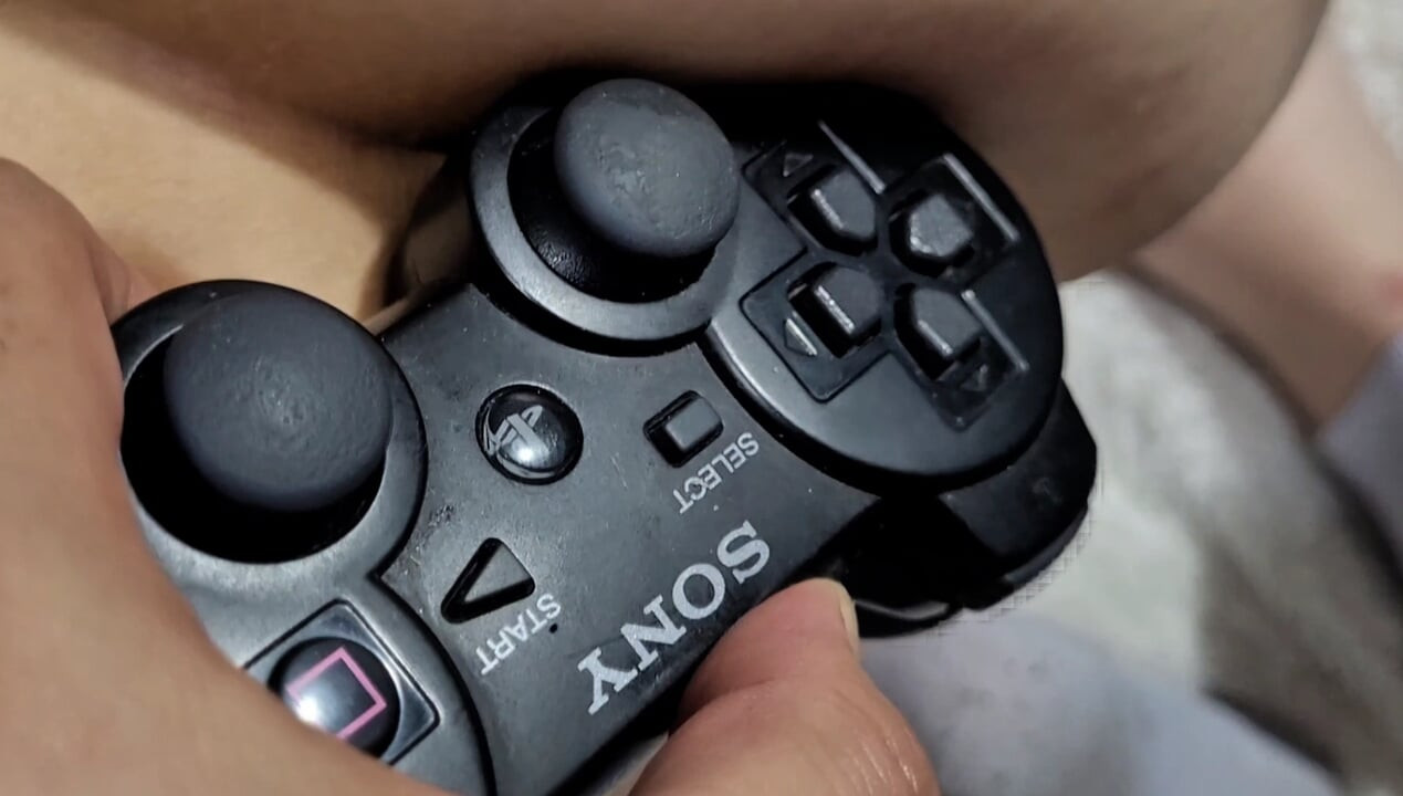 Naglalagay ng video game controller at plug sa puwit ng girlfriend