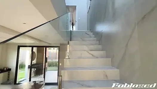 Лучший друг моего мужа давит меня большим членом