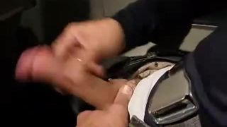 Un mec caresse sa bite dans un avion