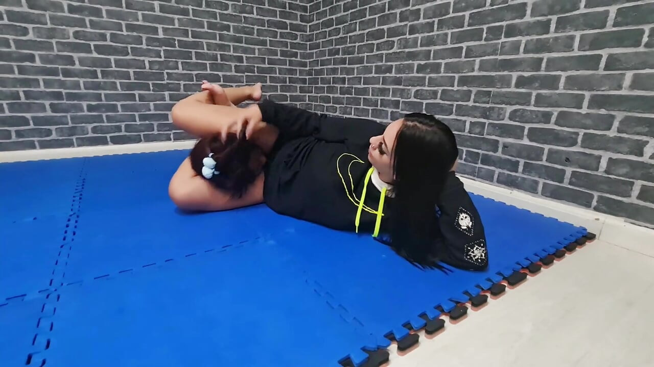 Scissor fight extreme legs by top Babe Alice