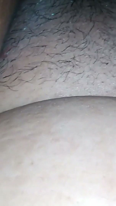 Mientras la bhabhi sexy india limpia la casa, el cuñado se calienta, se la coge en la cama y después los dos tienen sexo romántico. | Clip 2