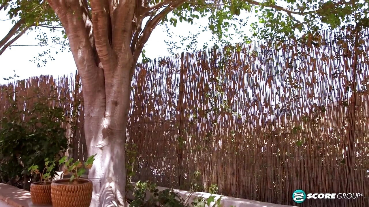 カーヴィーリバーフォックスが熱いマスターベーションセッションでウォームアップ