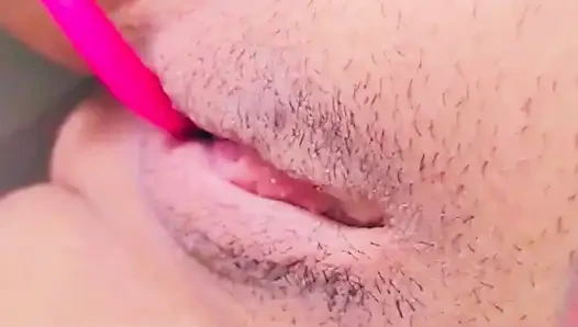 Девушка-свингерша записала видео с ее мясистой вагиной.