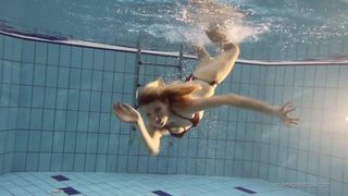 Nastya, blonde sexy, nue dans la piscine