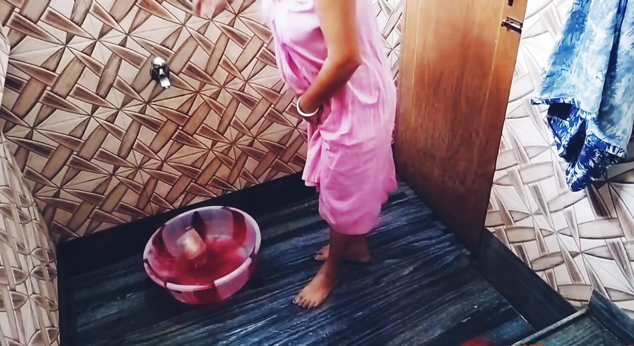 Ik bespioneerde mijn hete bhabi onder de douche en kreeg onverwacht seks